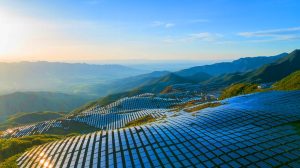Illustration de montagnes chinoises recouvertes de panneaux solaires, générée par intelligence artificielle.