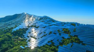 Illustration de montagnes en Chine recouvertes de panneaux solaires. Image réalisée par IA.
