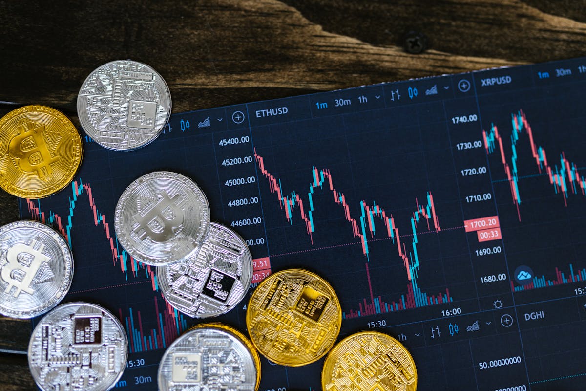 Comprendre les différences entre Solana et Ethereum Close-up of gold and silver cryptocurrency coins on a digital trading chart.