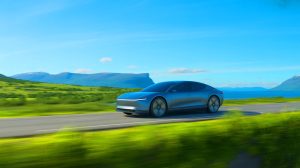 Illustration de l'écart entre l'autonomie réelle et annoncée des voitures électriques.