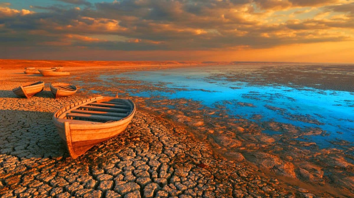 « Elle disparaît de 30 cm par an » : cette mer géante qui s’évapore sous vos yeux et révèle le mensonge climatique ultime Illustration de la mer Caspienne en retrait avec des ports asséchés et des terres désertifiées.