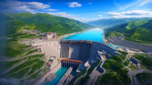 Illustration de la construction ambitieuse du barrage de Motuo au Tibet et ses impacts énergétiques et environnementaux.