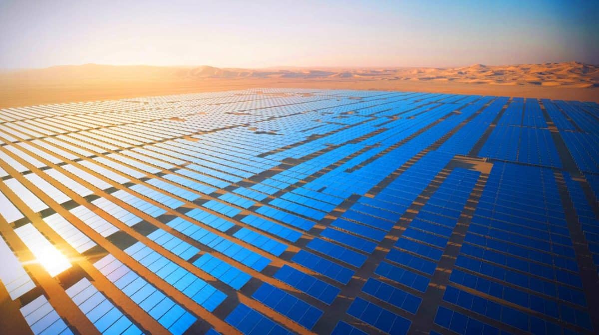 « Du pétrole au soleil » : avec 3,2 millions de panneaux, la centrale Noor Abu Dhabi devient le symbole de la transition énergétique des Émirats Illustration de la centrale solaire Noor Abu Dhabi avec ses 3,2 millions de panneaux photovoltaïques.