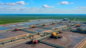 Illustration de l'acquisition de MEG Energy par Cenovus Energy pour renforcer sa position dans les sables bitumineux canadiens.